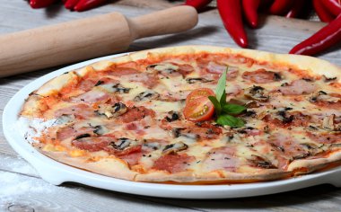 zeytin ve bir salam İtalyan pizza