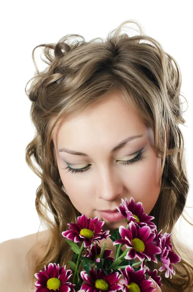 La ragazza con bei capelli con crisantemo — Foto Stock