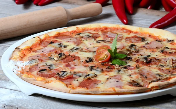 Die italienische Pizza mit Oliven und einer Salami — Stockfoto