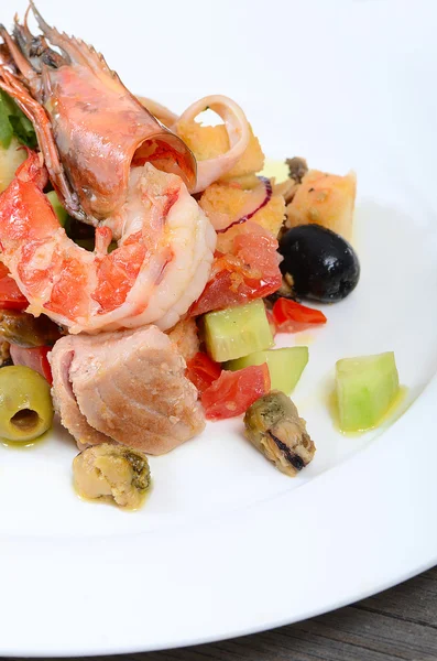 La ensalada con los mariscos con el calamar, el filete de atún, la carne de los mejillones —  Fotos de Stock