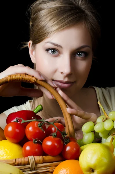 Mooi meisje met groenten en fruit — Stockfoto
