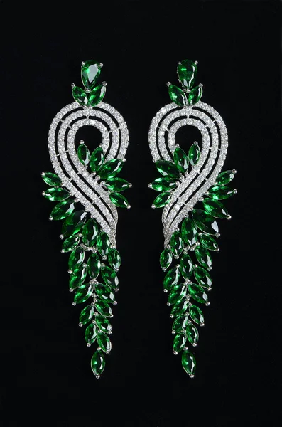 Zilveren oorbellen met juwelen — Stockfoto