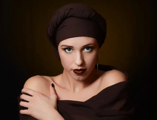 The beautiful woman in a turban with a creative make-up — Stock Photo, Image