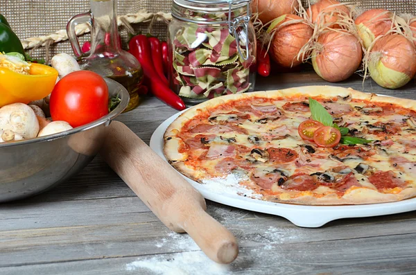 Zeytin ve bir salam İtalyan pizza — Stok fotoğraf