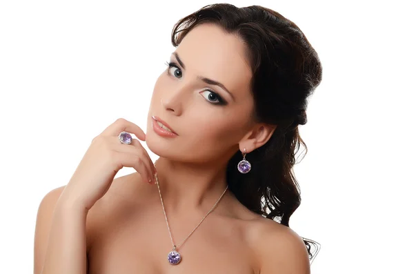 Den vackra kvinnan med dyra smycken — Stockfoto