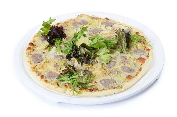 Итальянская пицца с домашней колбасой и артишоками — стоковое фото