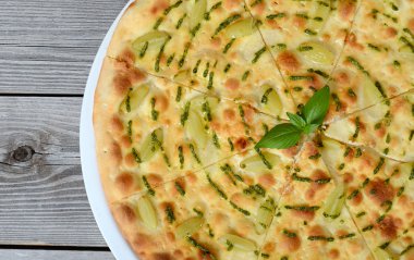 Focaccia pesto sos ile