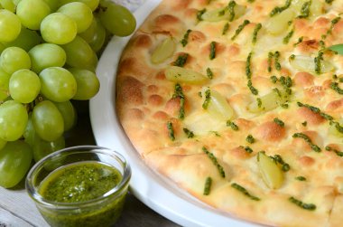 Focaccia pesto sos ile