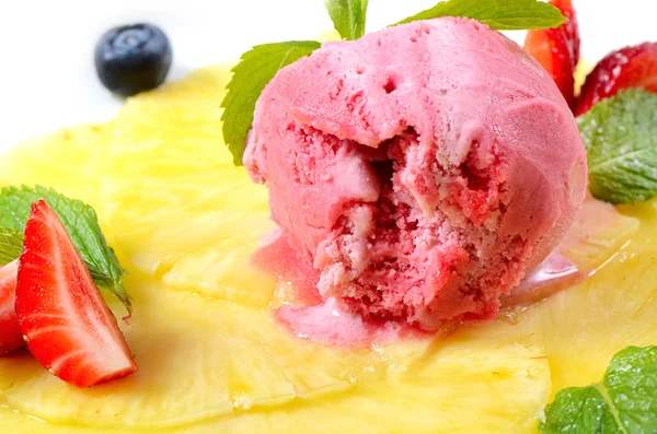 Raspberry ice-cream — Stock Photo, Image