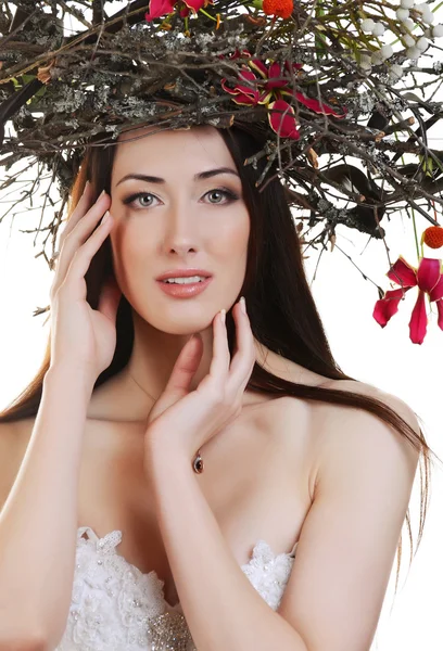 La muchacha hermosa con la corona de las ramas y las flores — Foto de Stock