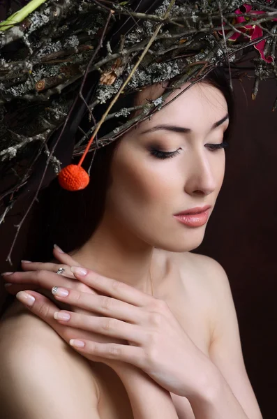 La belle fille avec une couronne de branches et de fleurs — Photo