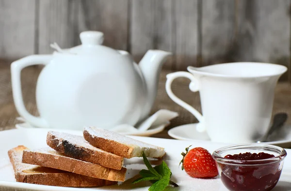 Grzanki z dżemem truskawkowym i czarna herbata — Zdjęcie stockowe