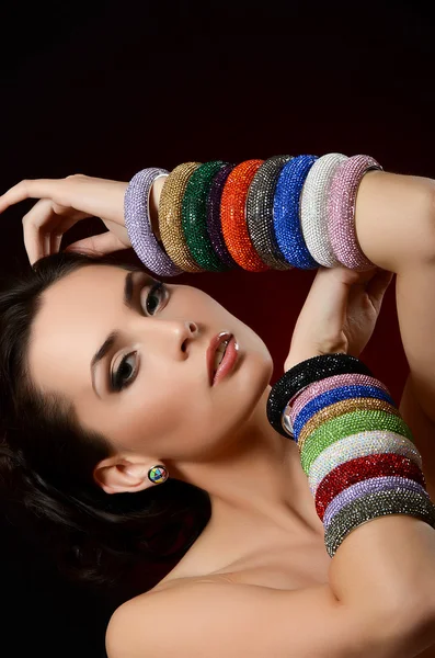 Donna con bracciali colorati — Foto Stock
