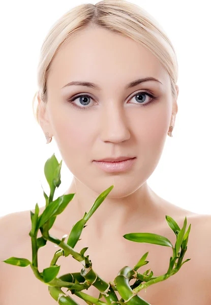 Die schöne junge Frau mit grünem Bambus — Stockfoto