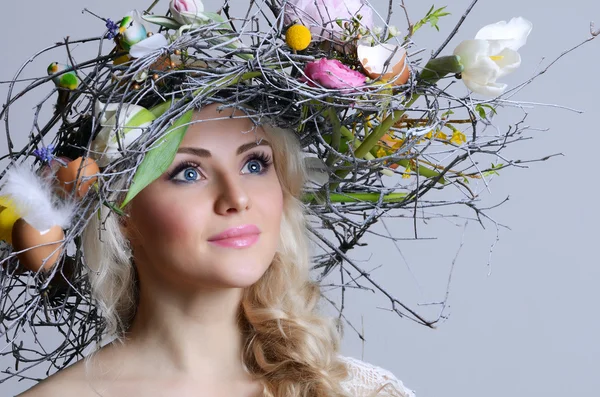 La belle fille avec une couronne de branches et de fleurs — Photo