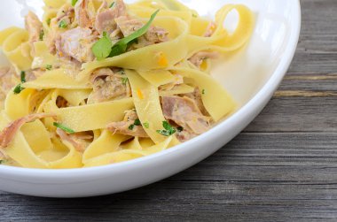 bir tavşan ve krema ile Pappardelle