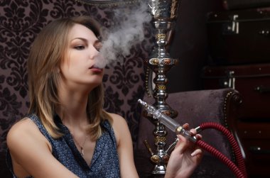 güzel bir kadın ile bir nargile