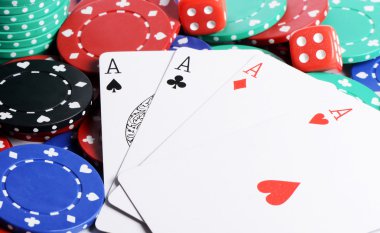 dört ases ve casino chips