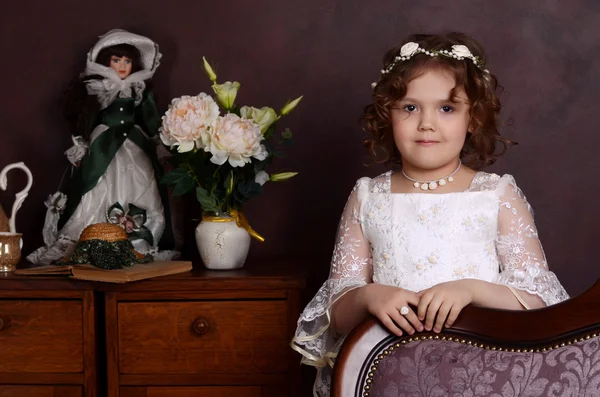 La petite fille à l'intérieur vintage — Photo