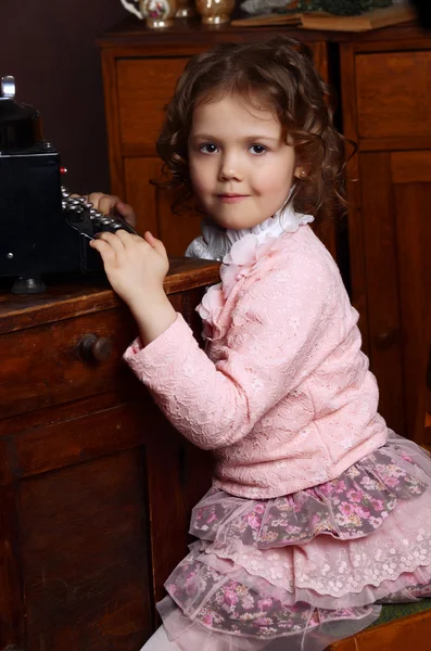ビンテージ インテリアの小さな女の子 — ストック写真