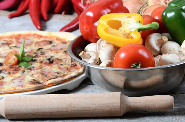 Italiensk pizza med oliver och en salami — Stockfoto