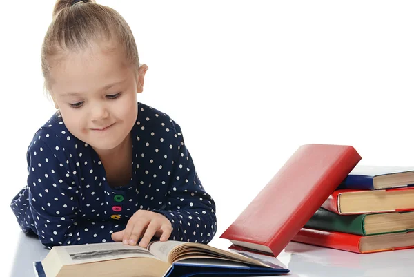 Mädchen lesen Buch isoliert auf Weiß — Stockfoto