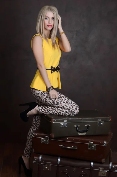 The beautiful woman with old suitcases — Stock Photo, Image