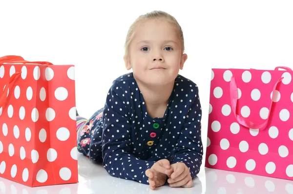 Het kleine meisje met een twee pakketten geïsoleerd — Stockfoto
