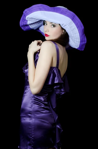 Ritratto della bella donna elegante con cappello lilla — Foto Stock