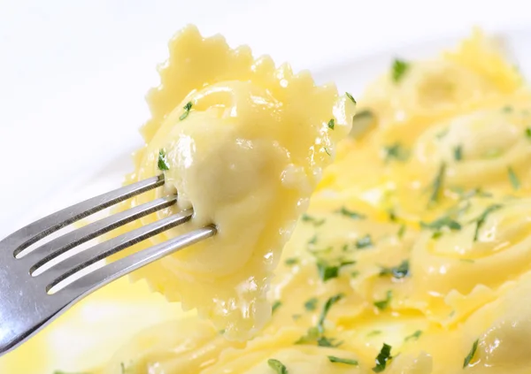 Rumah ravioli isian dari ricotta dan kentang dengan mentega — Stok Foto