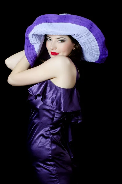 Ritratto della bella donna elegante con cappello lilla — Foto Stock