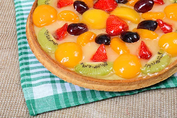 Taart van shortcake deeg met fruit — Stockfoto