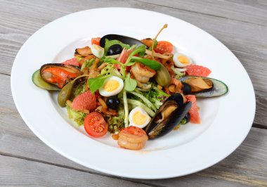 Deniz mahsullü salata