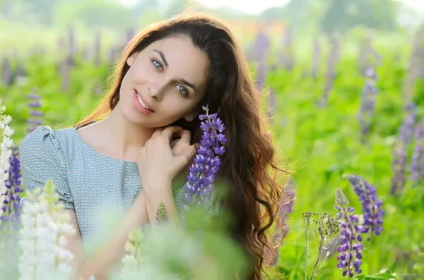 Vrouw in het veld — Stockfoto