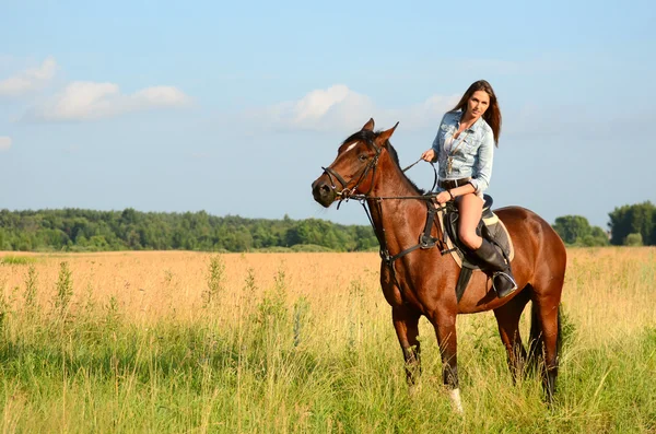 Mujer en un caballo — Foto de Stock