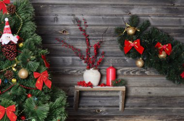 kürk ağaca bir duvarda Noel dalı