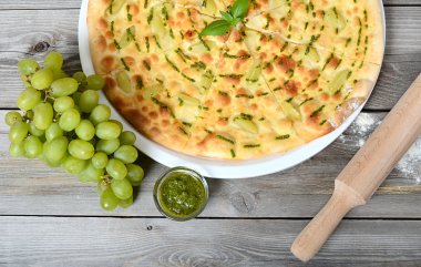 Elmalı üzüm ve pesto sos ile