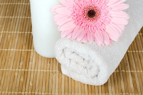 Gerberas rosadas y una toalla —  Fotos de Stock