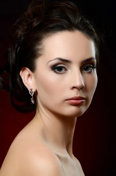 A gyönyörű nő ékszerek fülbevalók — Stock Fotó