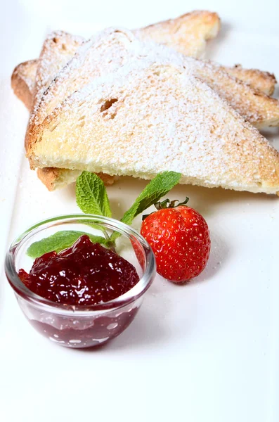 Tostadas con azúcar en polvo y mermelada de fresa — Foto de Stock