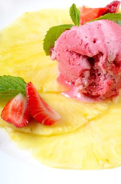 Rraspberry lody z ananasem — Zdjęcie stockowe