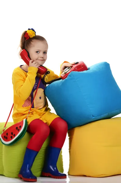Studio porträtt av söt liten flicka med färg kuber — Stockfoto