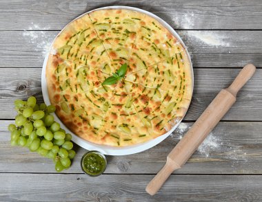 Elmalı üzüm ve pesto sos ile