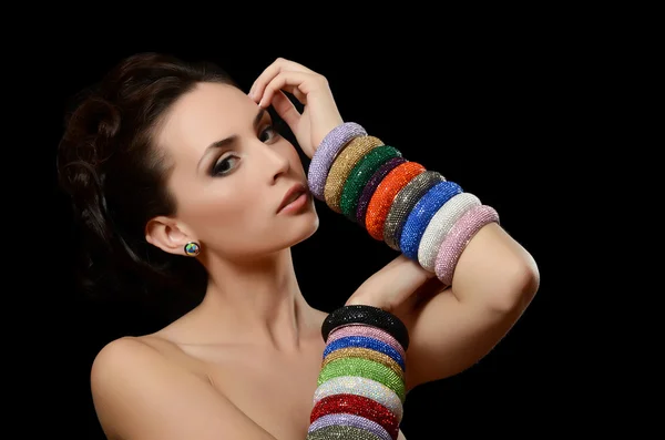 Vrouw in multi gekleurde armband — Stockfoto