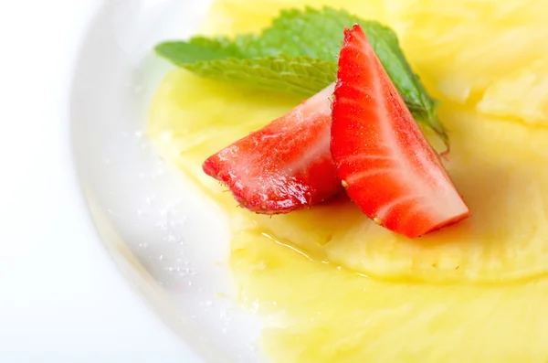 Rraspberry ananaslı dondurmayla — Stok fotoğraf