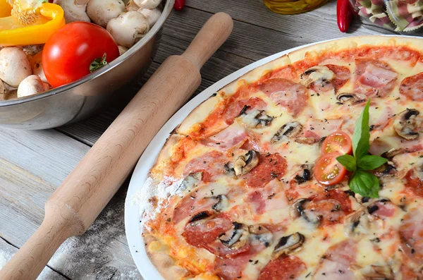 Italienische Pizza — Stockfoto