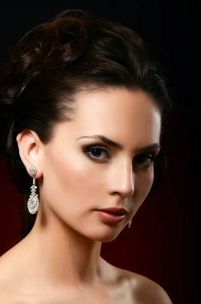 Kvinna i örhängen smycken — Stockfoto