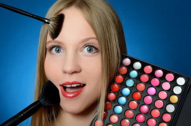 fırçalar ile güzel kız