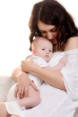 Mutlu anne kucağında bebek