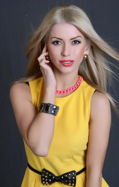 Mujer en vestido amarillo —  Fotos de Stock